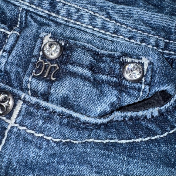Miss Me Jeans Women’s Fleur De Lis SZ 27 Blue Distressed Boot Whiskering - Picture 4 of 7